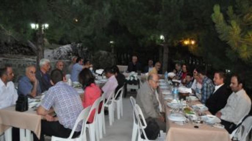 &Ccedil;at, Basını &lsquo;Bayram&rsquo;ında Unutmadı