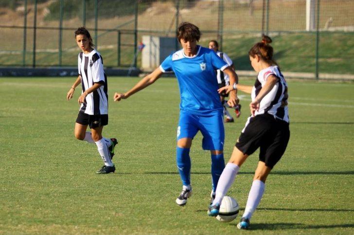 İki Yakanın Bayan Futbol Takımları İzmir'de Buluştu G1