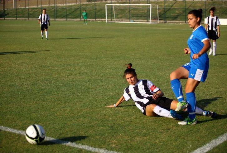 İki Yakanın Bayan Futbol Takımları İzmir'de Buluştu G4