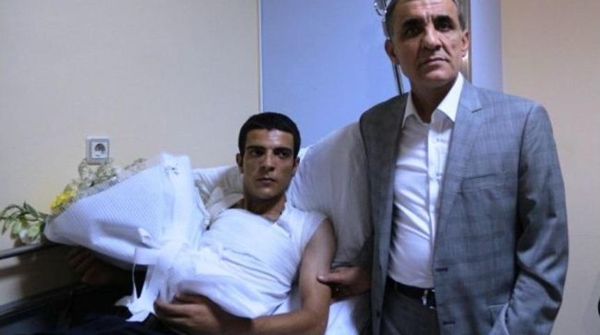 Gezi Parkı Eylemlerinde Gaz Maskesini Eylemciye Veren Polis Yaralandı