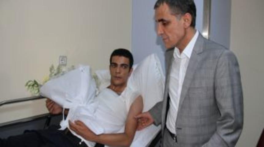 Gezi Eylemcisine Gaz Maskesini Veren Polis, Eylemcilerin Saldırısıyla Yaralandı