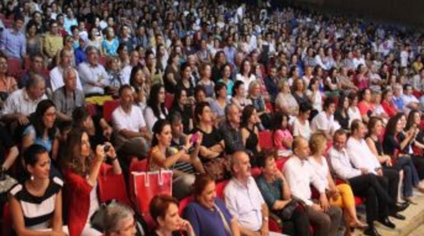 &Uuml;nl&uuml; Sanat&ccedil;ılar, Kanser Hastaları I&ccedil;in Sahne Aldı