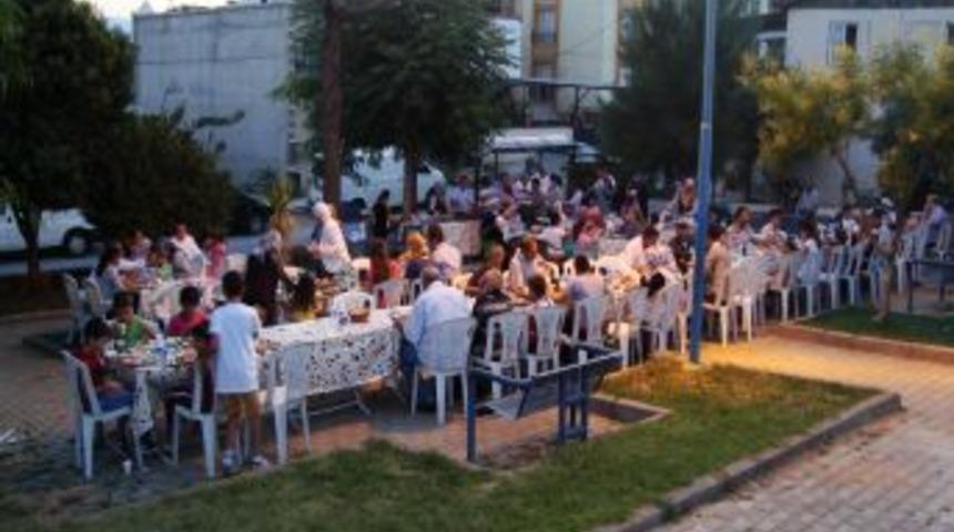 Mahalleli Iftar Sofrasında Bir Araya Geldi
