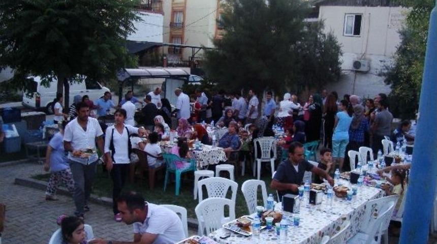 İzmir&rsquo;de Mahalle İftarları Devam Ediyor