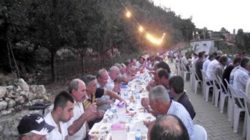 K&ouml;y Halkı Meydanda Iftar A&ccedil;tı