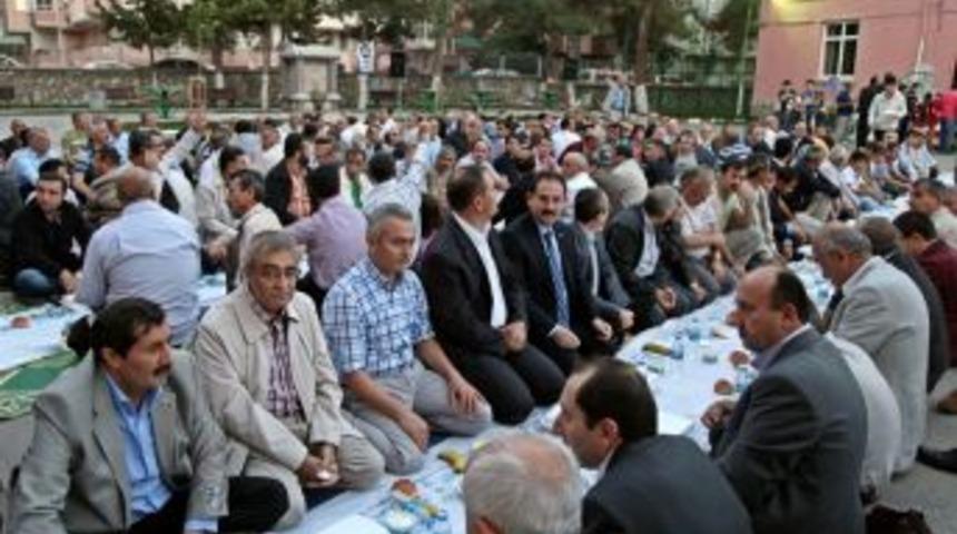 Vali Sabri Başk&ouml;y, hicaz usul&uuml; verilen iftar yemeğine katıldı