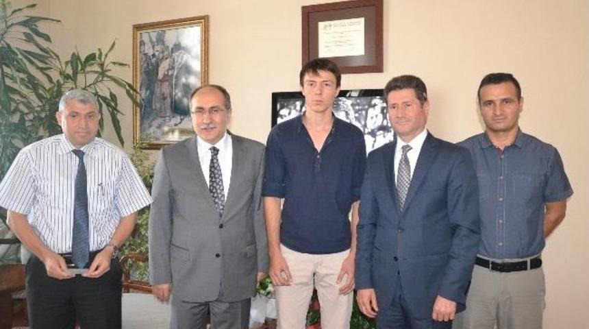 Yetiştirme Yurdu &Ouml;ğrencisi G&uuml;lbahar Başarısını Vali Savaşla Paylaştı