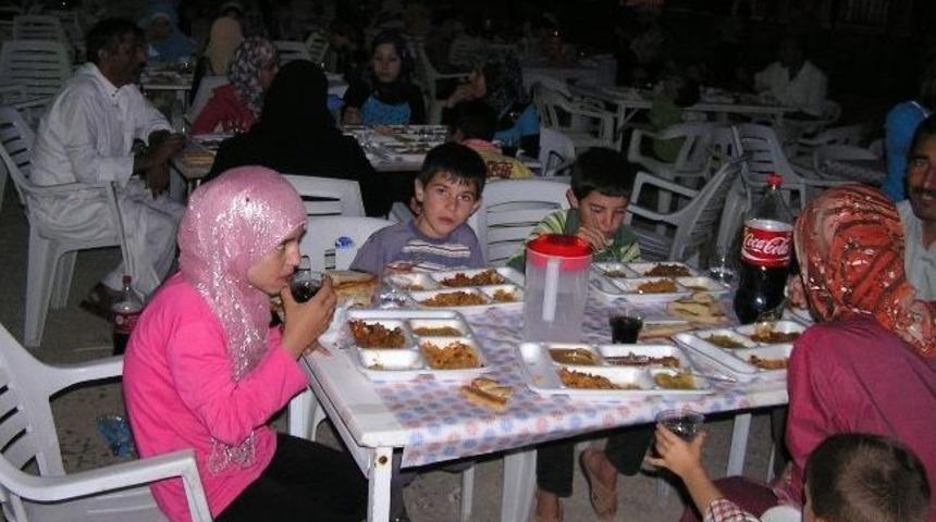 Suriyeli M&uuml;ltecilere İftar