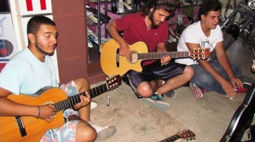 &Ouml;demiş&rsquo;in İlk Sokak Sanat&ccedil;ıları Caddelere Renk Katıyor