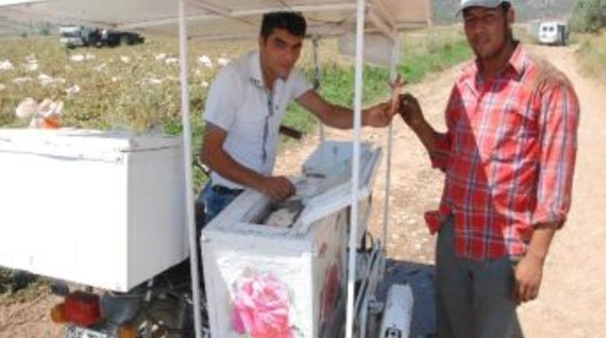 Sıcakta &Ccedil;alışanların Yardımına Seyyar Dondurmacı Koşuyor