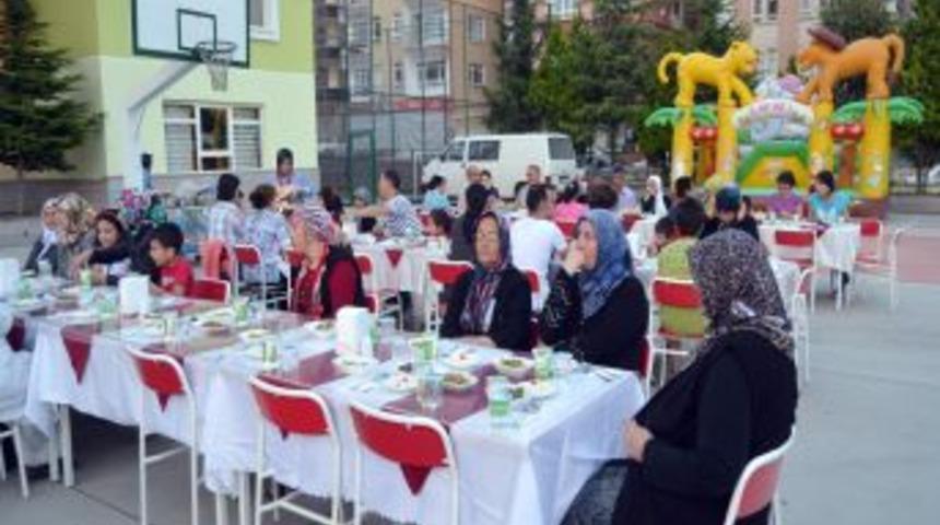 Samanyolu Eğitim Kurumları&rsquo;ndan Komşu Iftarı