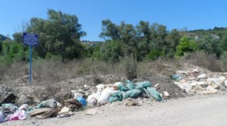 Yasak tabelasına rağmen &ccedil;&ouml;p d&ouml;k&uuml;yorlar