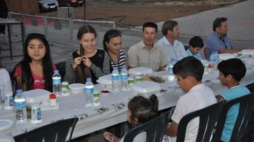 Kitap Fuarına Katılan Firma Temsilcilerine İftar Verildi
