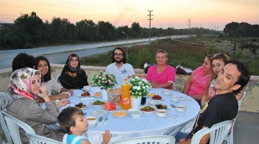 Devlet Hastanesi Terasında İftar
