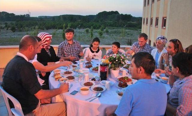 Devlet Hastanesi Terasında İftar