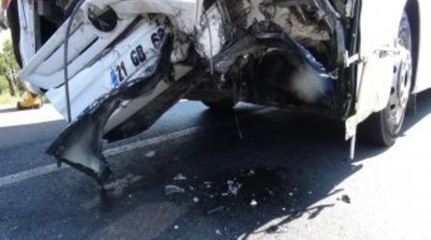 Uşak'ta Trafik Kazası: 3 Yaralı