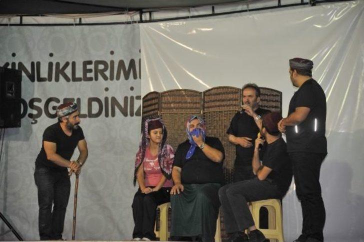 Karaman Kalesi'nde 'neşeli Muhabbetler' Oyunu Sahnelendi G5