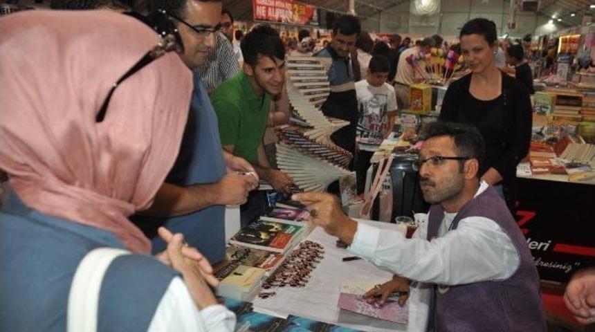 Yazar Sinan Yağmur, Dini Yayınlar Fuarında Kitaplarını İmzaladı