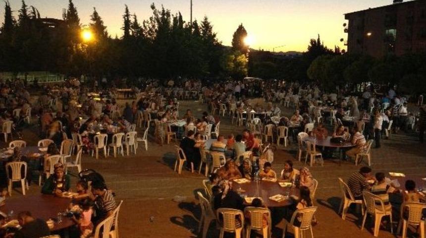 Ak Parti Gaziemir Teşkilatı&rsquo;nın Sokak İftarları