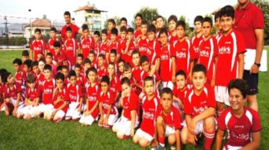 Sarıgöl Belediyespor Yaz Futbol Okulu Göz Dolduruyor