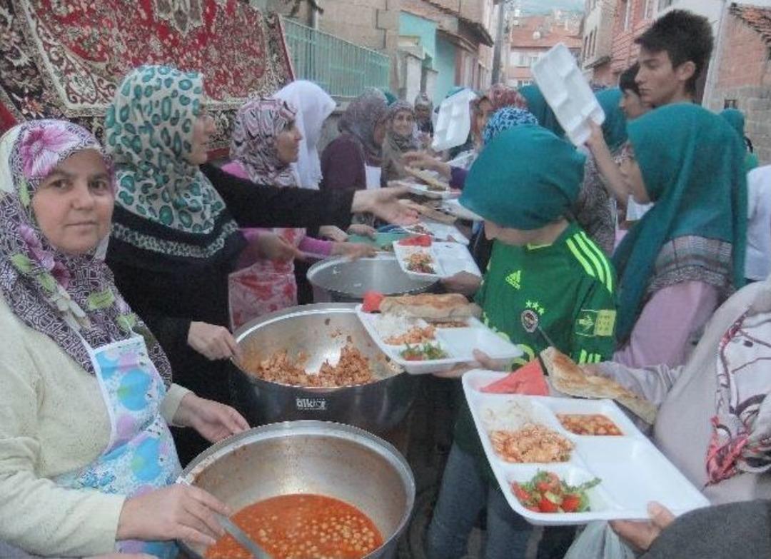 Kumluk Kız Kur'an Kursu'nda İftar Coşkusu