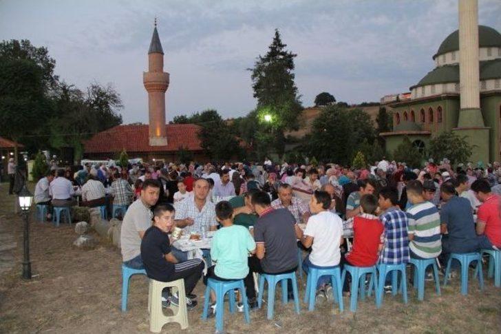 Tarihi Caminin Bahçesinde İftar Yaptılar G2