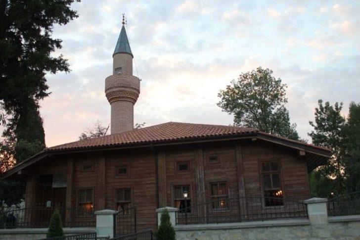 Tarihi Caminin Bahçesinde İftar Yaptılar G5