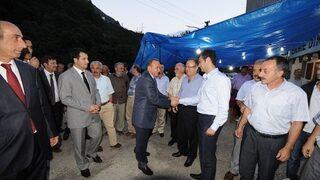 Vali Kızılcık, Dernekpazarı’nda İftar Yemeğine Katılarak, Halkla Oruç Açtı