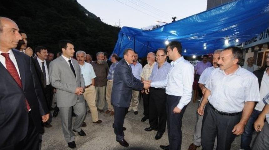 Vali Kızılcık, Dernekpazarı’nda İftar Yemeğine Katılarak, Halkla Oruç Açtı