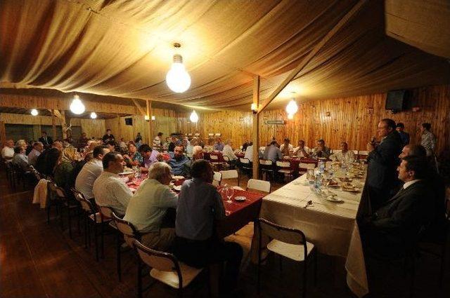 Vali Kızılcık, Dernekpazarı’nda İftar Yemeğine Katılarak, Halkla Oruç Açtı