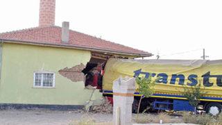 Nevşehir'de TIR camiye girdi