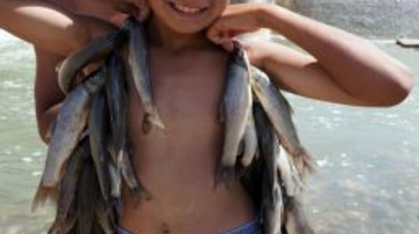 Serinledikleri Dereden Elleriyle Iftarlık Balık Yakalıyorlar