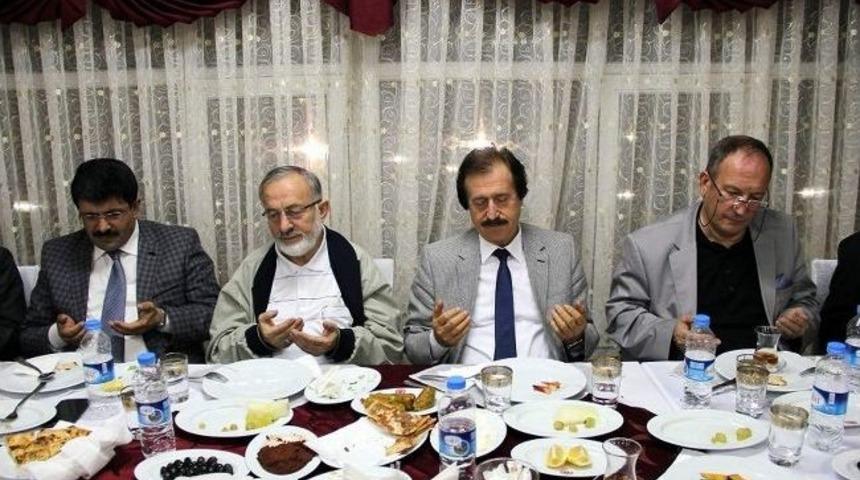 M&uuml;ft&uuml; Şahin&rsquo;e Cumhuriyet &Uuml;niversitesi&rsquo;nden Veda Yemeği