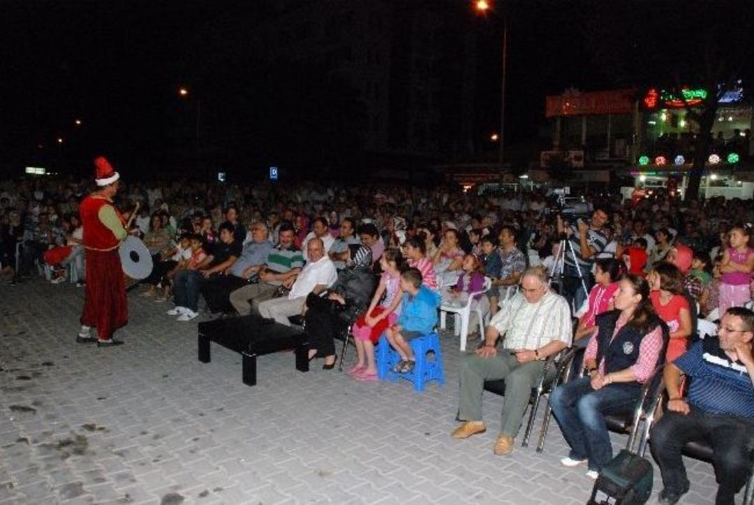 Gediz'de Tiyatro Gecesi D&uuml;zenlendi