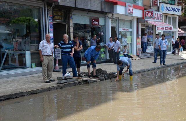 Yağmur Sonrası Temizlik Çalışmaları Devam Ediyor