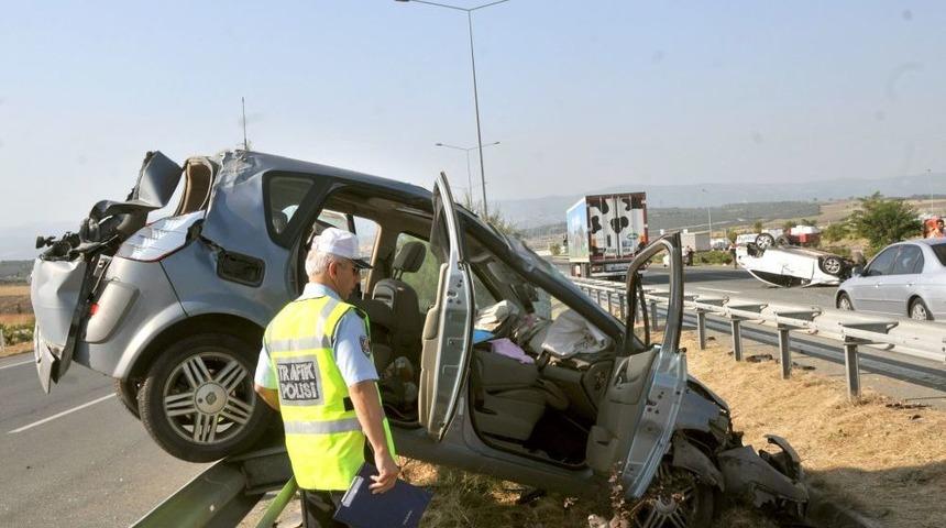 Tatil Yolunda Kaza: İkisi &Ccedil;ocuk 6 Yaralı