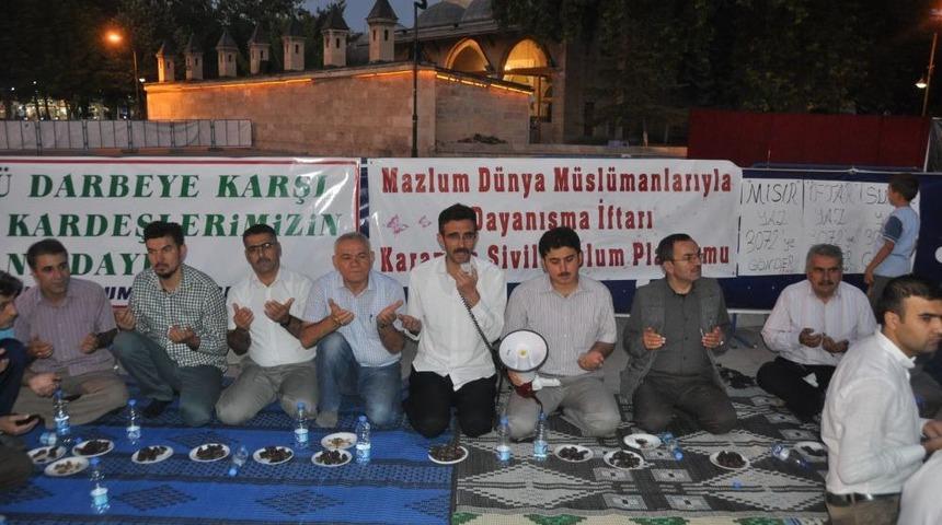 Mısır'daki Kardeşlerine Destek I&ccedil;in Su Ve Hurmayla Iftar Etiler