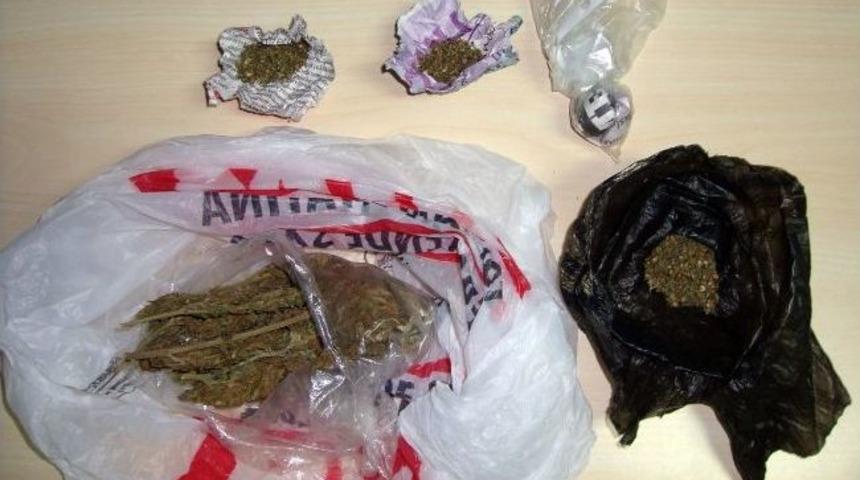 Urla&rsquo;da Uyuşturucu Operasyonunda 3 Kişi Yakalandı