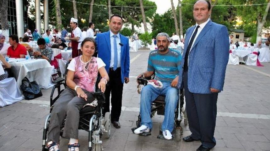 Sağlık &Ccedil;alışanları, Hasta Ve Hasta Yakınlarıyla Aynı Sofrada