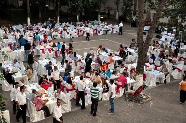 Sağlık Çalışanları, Hasta Ve Hasta Yakınlarıyla Aynı Sofrada