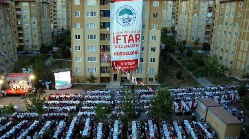 Şehitlerin G&ouml;lgesinde İftar Yapıldı