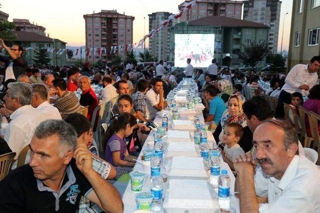 Şehitlerin Gölgesinde İftar Yapıldı