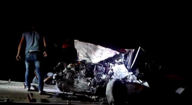 Birecik te iki otomobil kafa kafaya &ccedil;arpıştı: 2 &ouml;l&uuml;, 2 yaralı 3