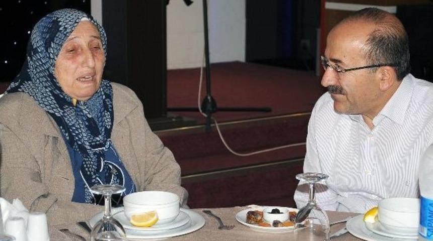 Başkan G&uuml;mr&uuml;k&ccedil;&uuml;oğlu Şehit Yakınları, Gaziler Ve Gazı Yakınları İ&ccedil;in İftar Yemeği D&uuml;zenledi