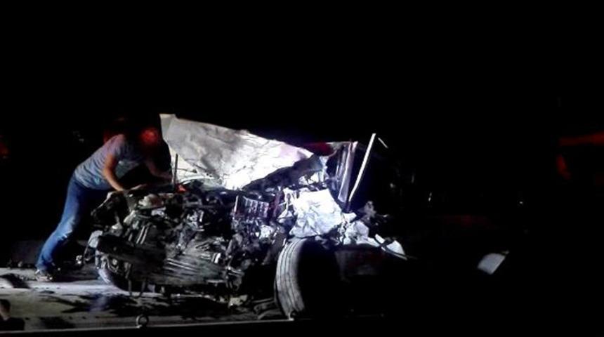 Birecik'te iki otomobil kafa kafaya &ccedil;arpıştı: 2 &ouml;l&uuml;, 2 yaralı