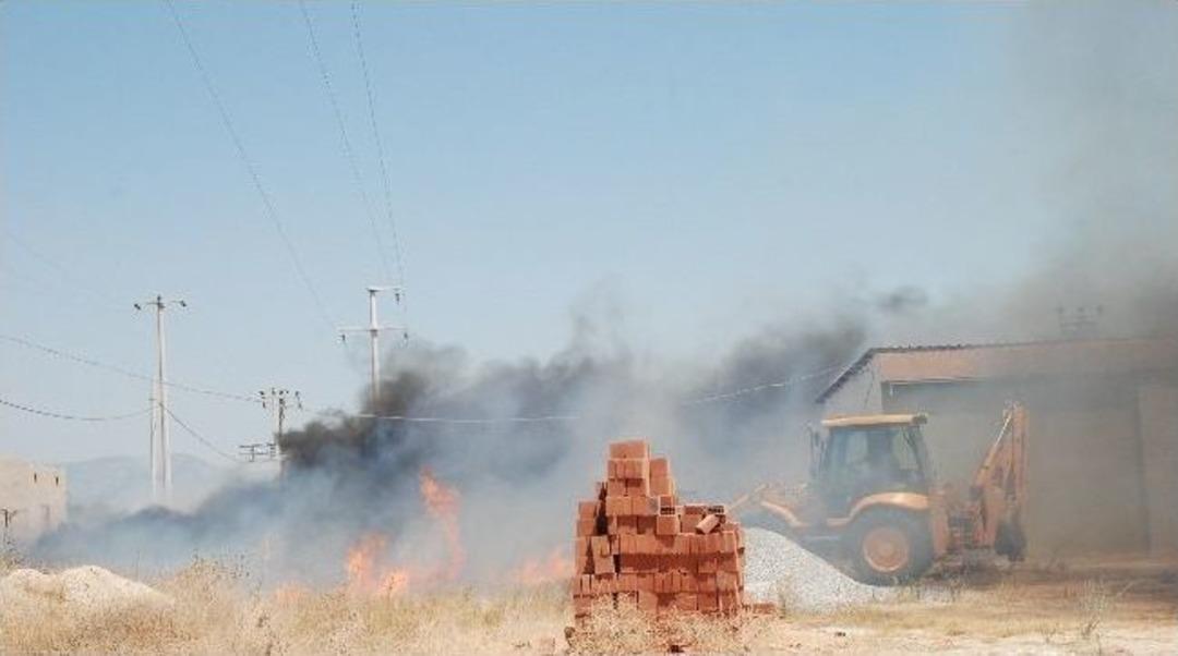 Didim&rsquo;de Sanayi &Ccedil;evresinde &Ccedil;ıkan Yangın Korkuttu