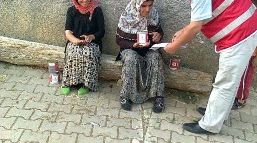 Hisarcık&rsquo;ta Kızılay Kıyma Ve Kavurma Konservesi Dağıttı