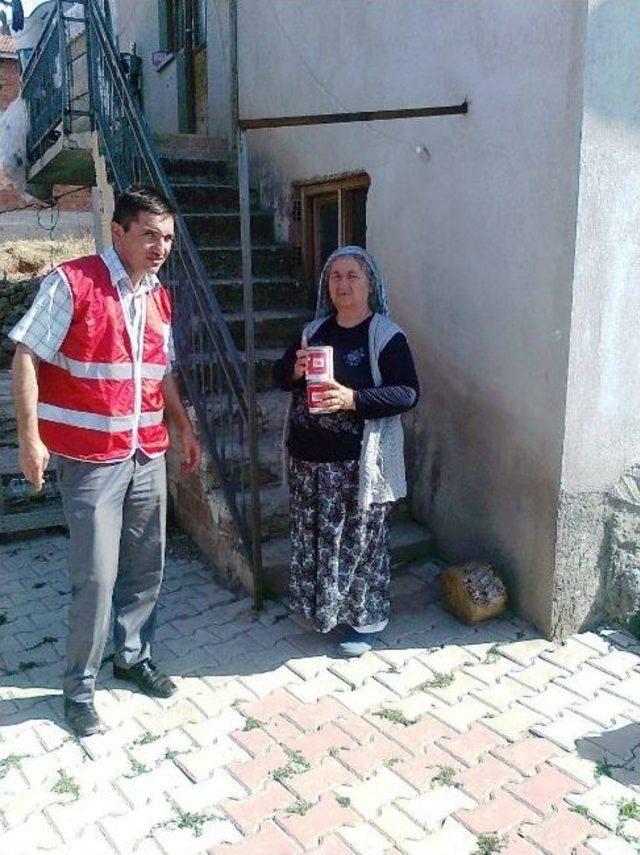 Hisarcık’ta Kızılay Kıyma Ve Kavurma Konservesi Dağıttı