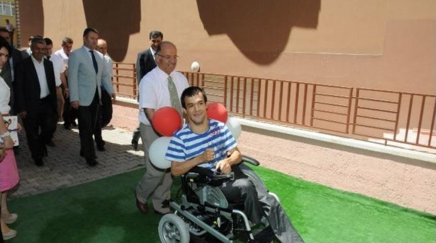 Vali Kolat Engelli Gence Akülü Tekerlekli Sandalye Aldı