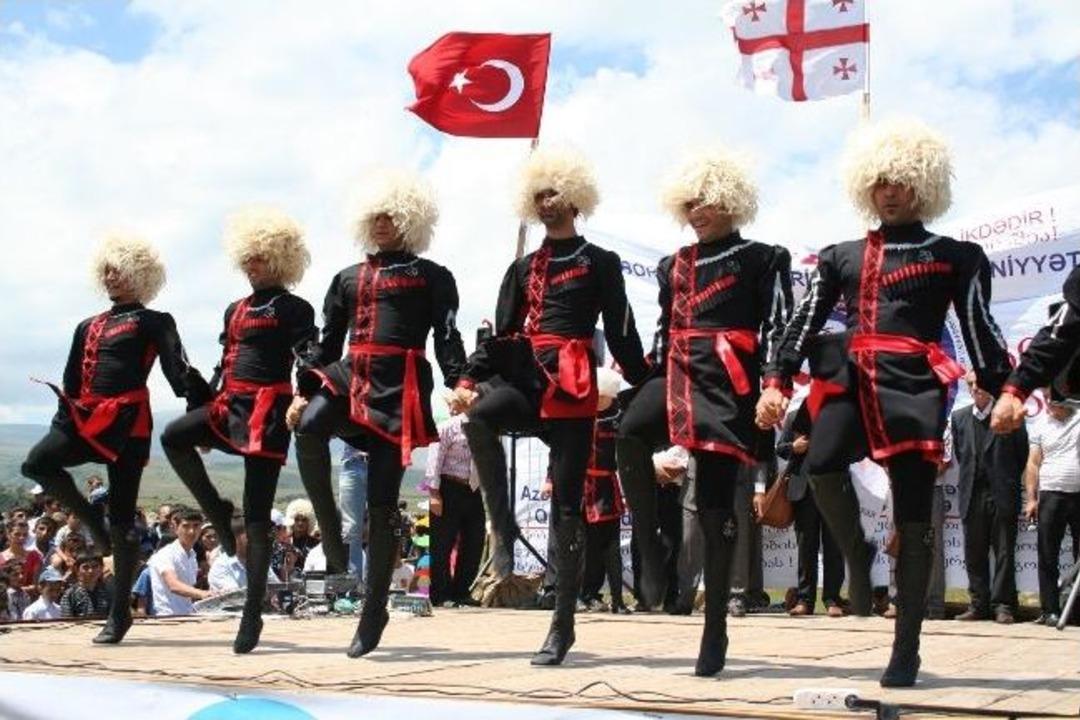 &ldquo;elden-elata&rdquo; Bor&ccedil;alı Yayla Şenlikleri